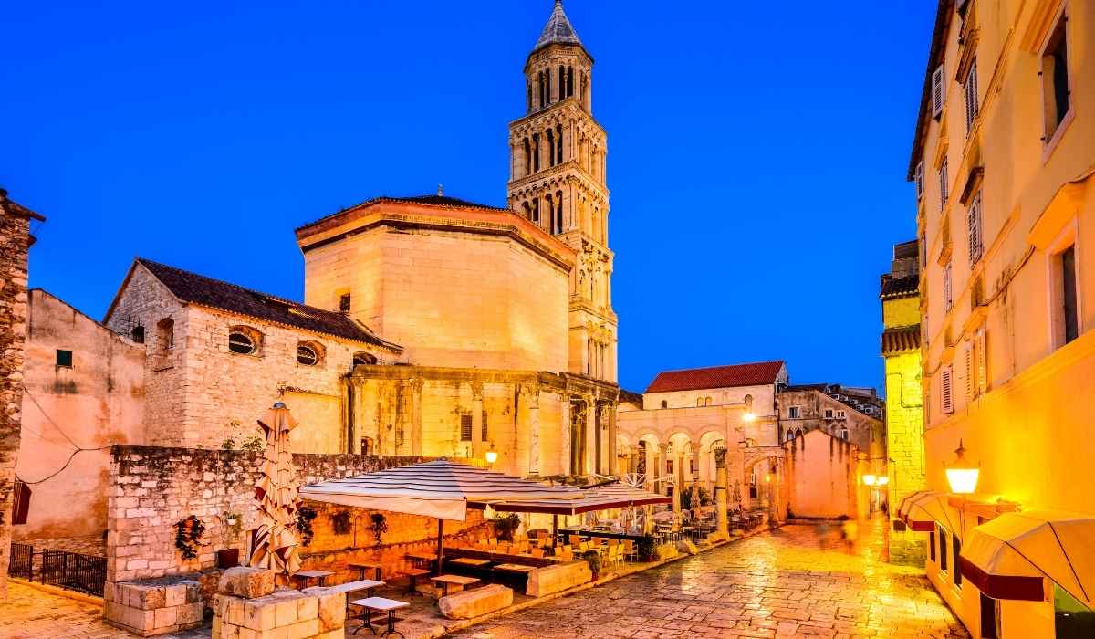 Split evening atmosphere sightseeing tour from Baska Voda by minivan.